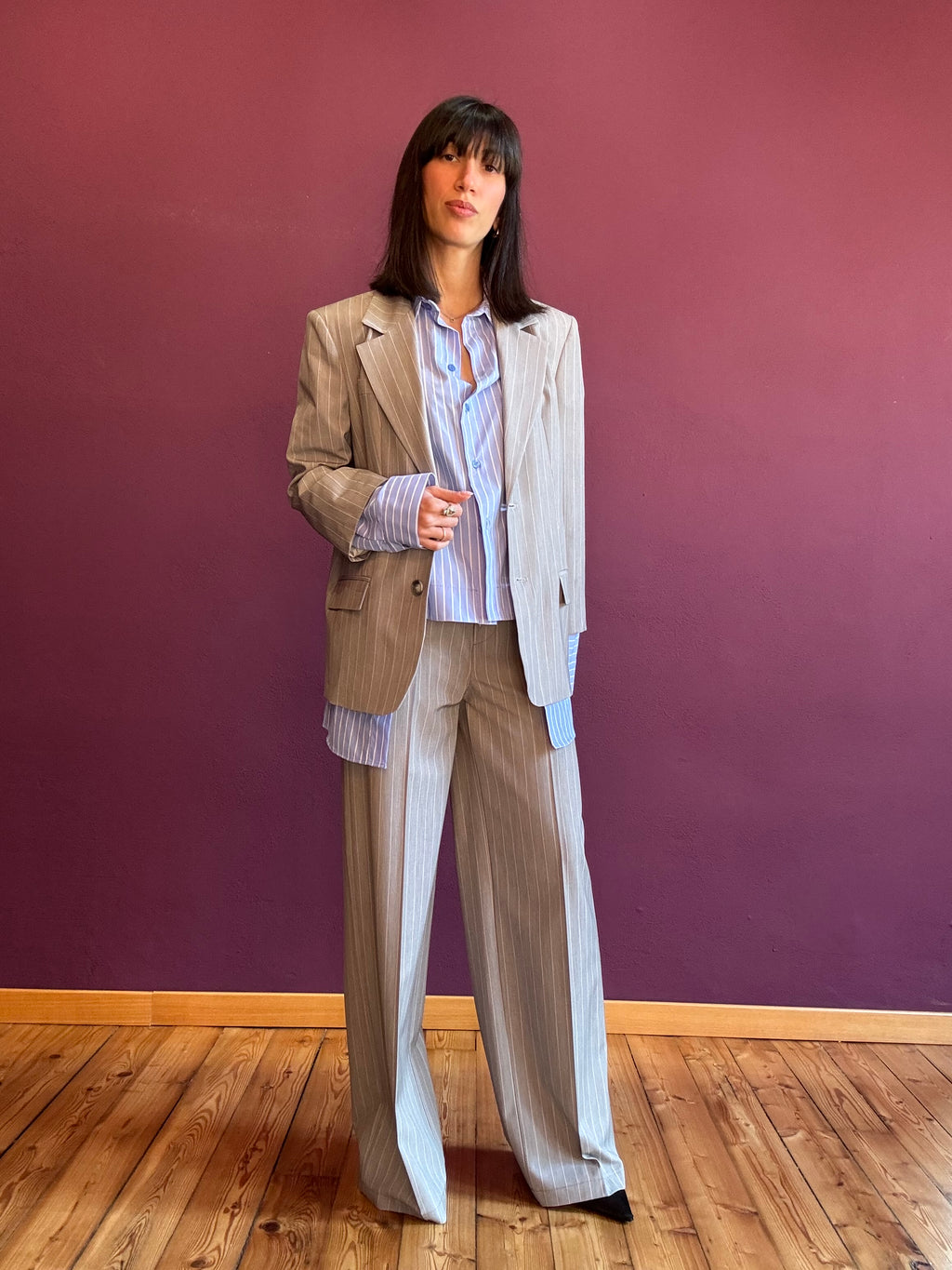 Giacca gessata grigia dettaglio finta camicia