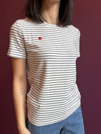 T-shirt a righe nere con dettaglio