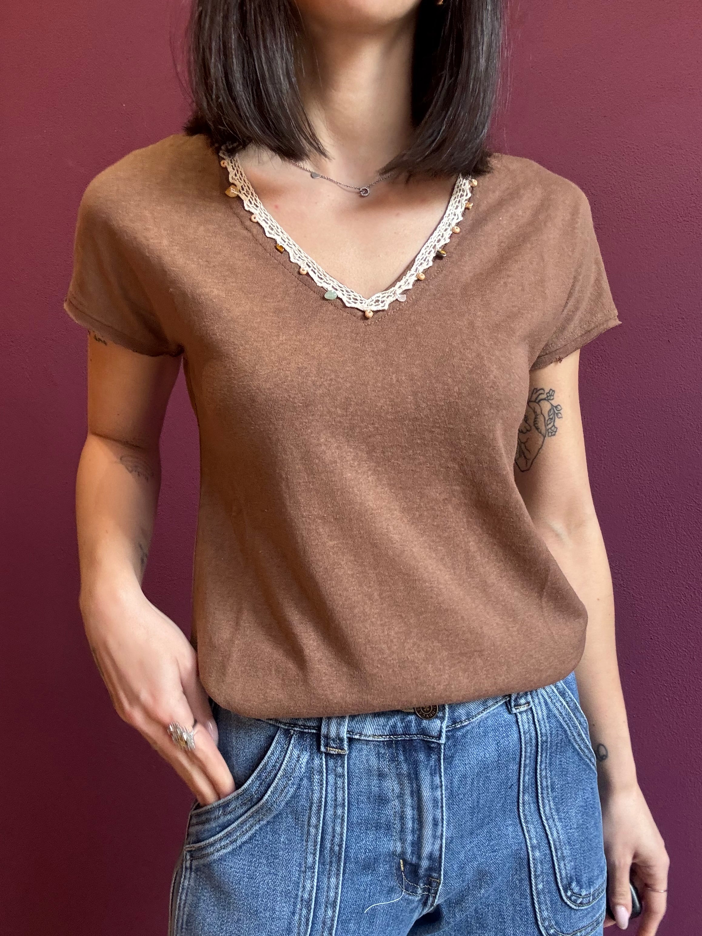 V-neck T-shirt with collar detail