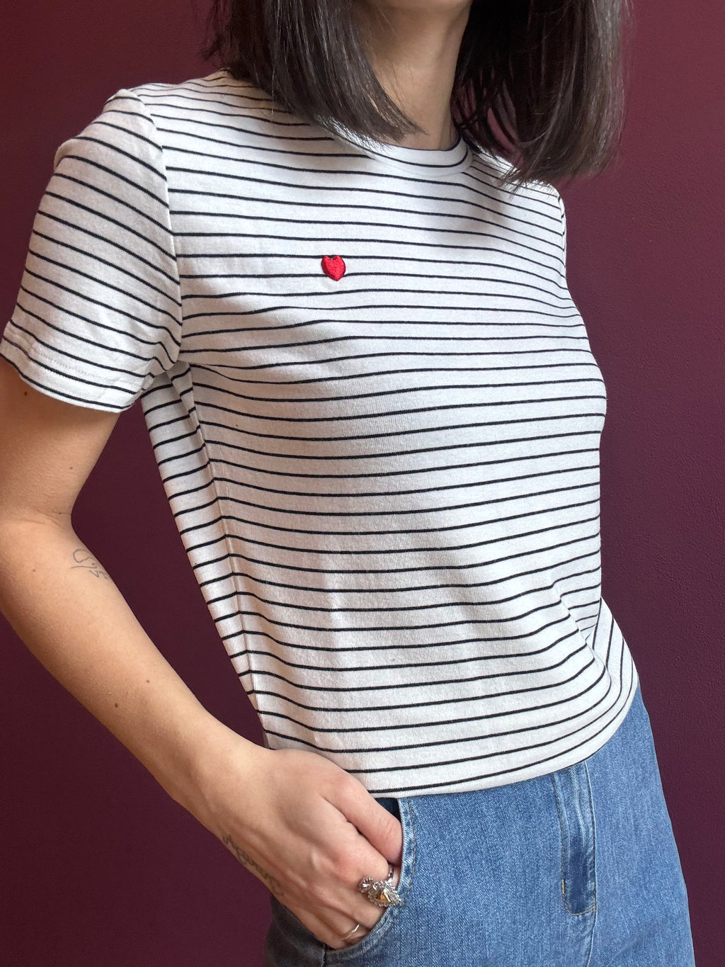 T-shirt a righe nere con dettaglio