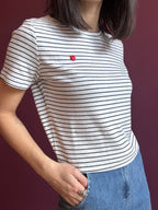 T-shirt a righe nere con dettaglio