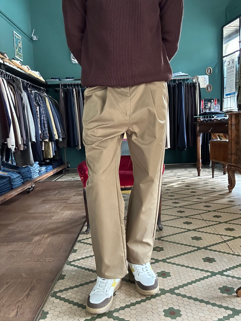 Pantaloni con pence ed elastico sul retro