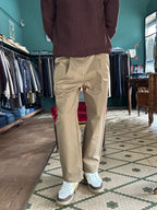 Pantaloni con pence ed elastico sul retro