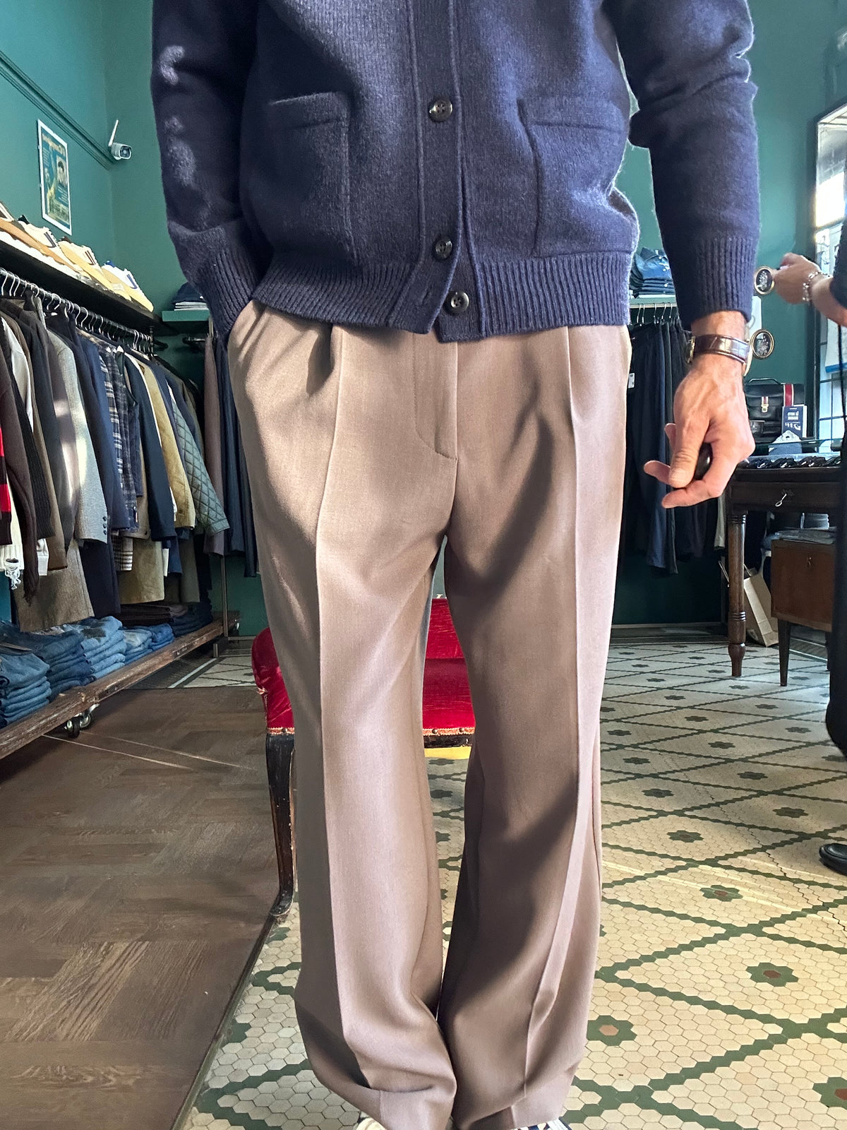 Pantalone loose fit con pence