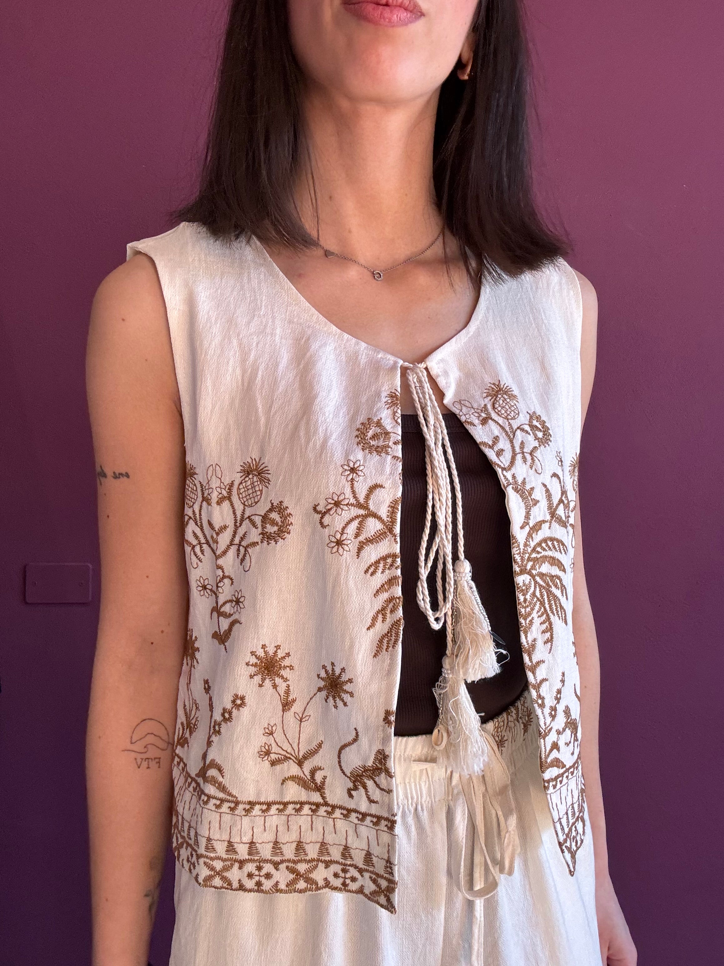 Gilet effetto lino con ricami