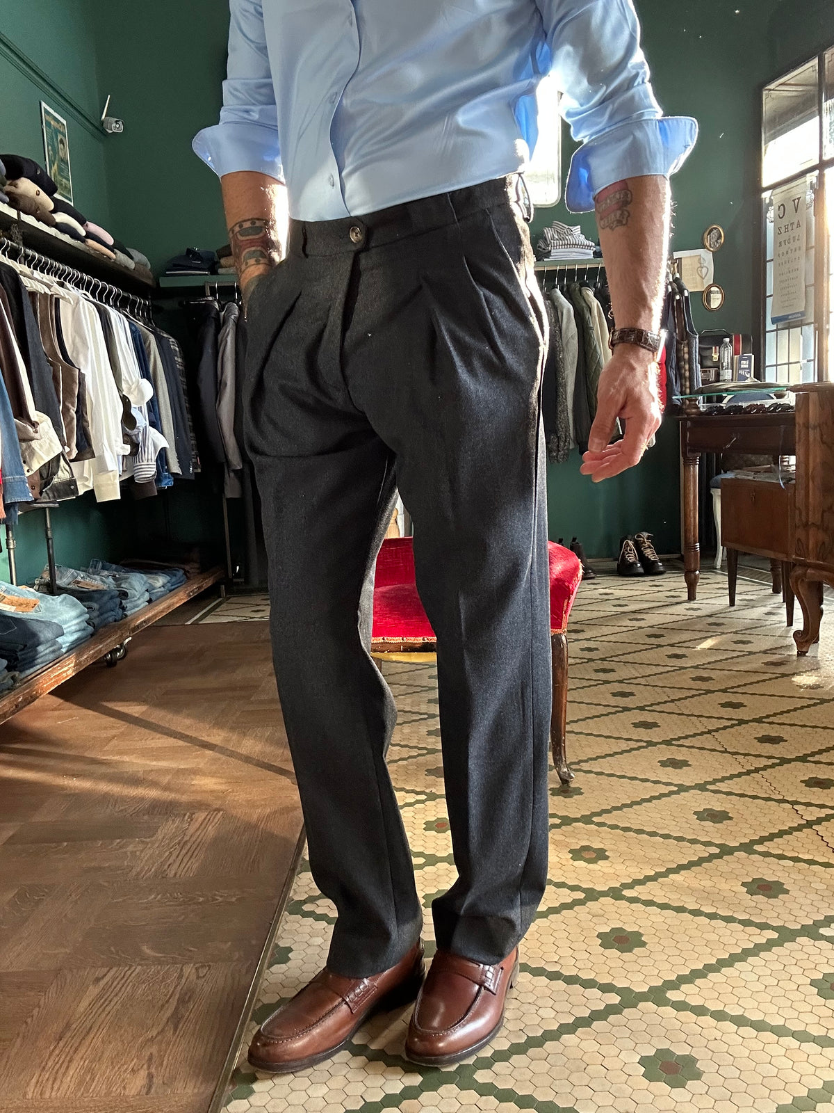Pantalone con pence regular fit spigato