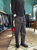 Pantaloni con pence ed elastico sul retro