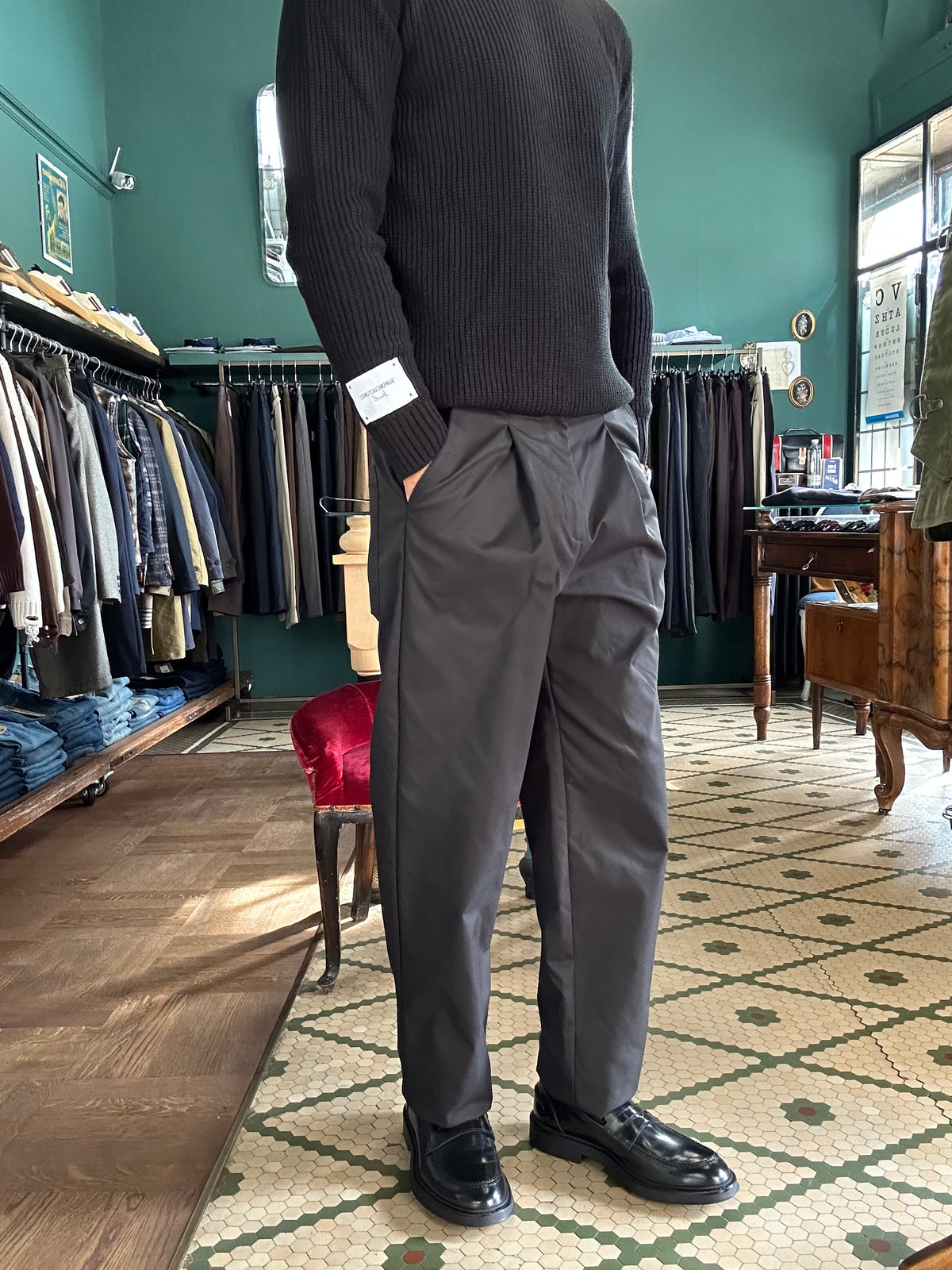 Pantaloni con pence ed elastico sul retro
