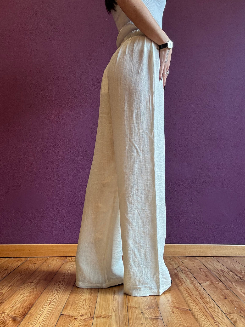 White linen-look trousers with elastic waist and lace drawstring