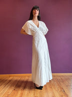 Vestito in sangallo con scollo a V e maniche a farfalla