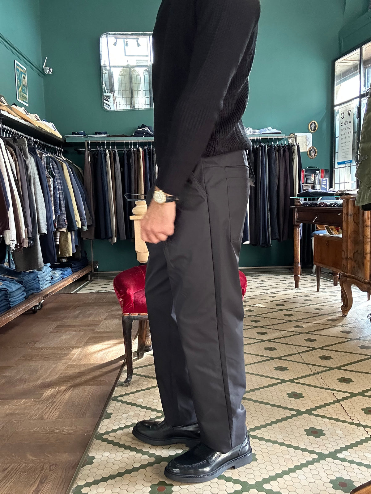 Pantaloni con pence ed elastico sul retro