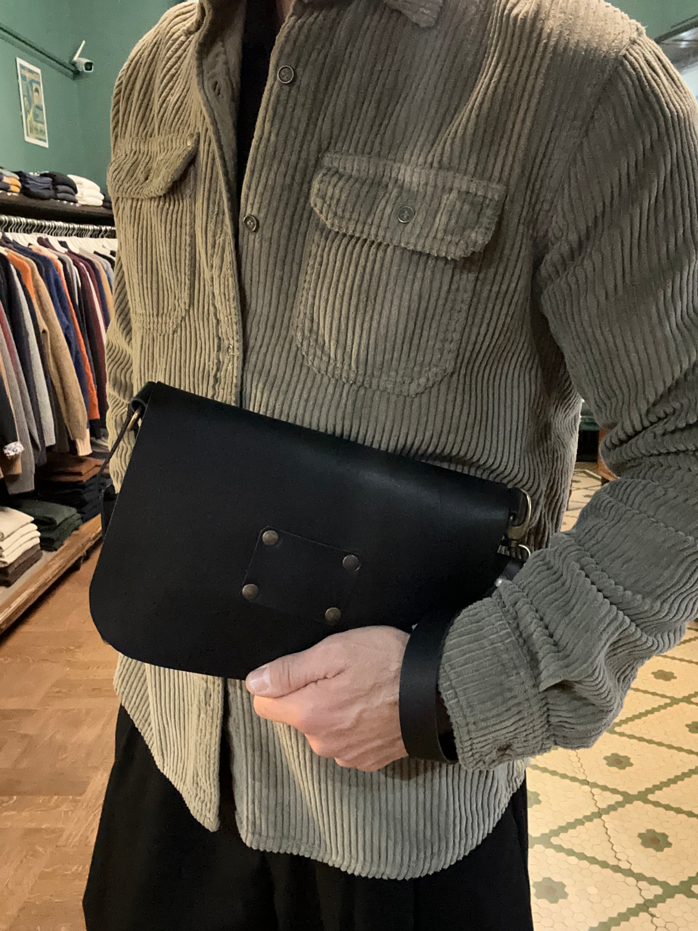 Pochette in cuoio fiorentino artigianale con tracolla
