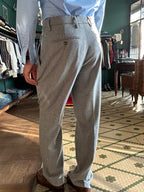 Pantalone con pence regular fit spigato