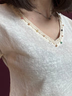 T-shirt scollo a V con dettaglio su collo
