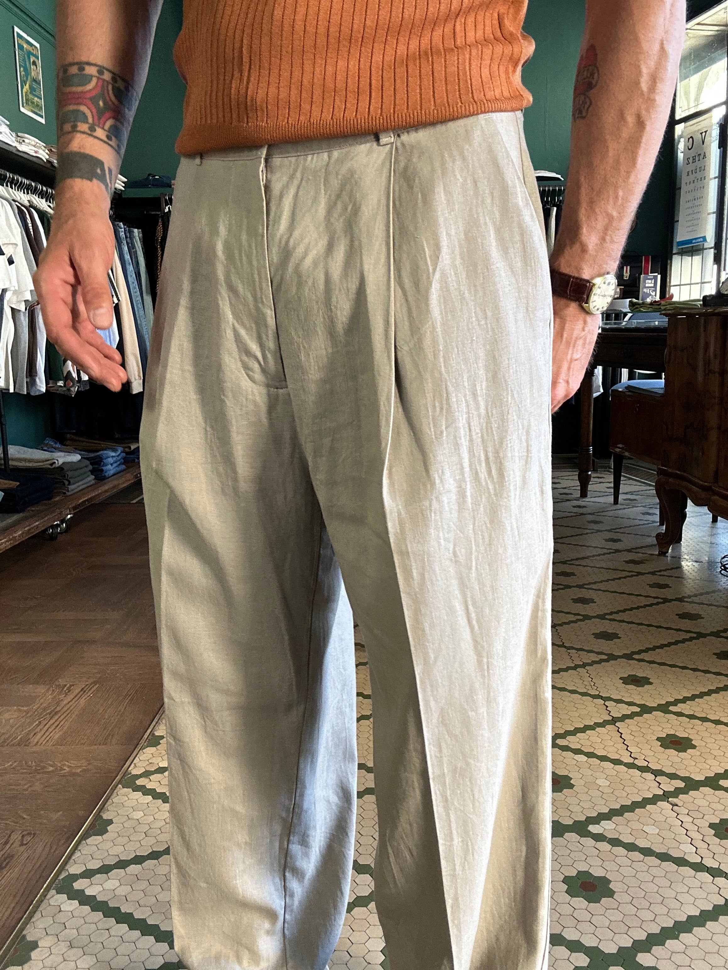 Pantalone loose fit con pence in misto Lino