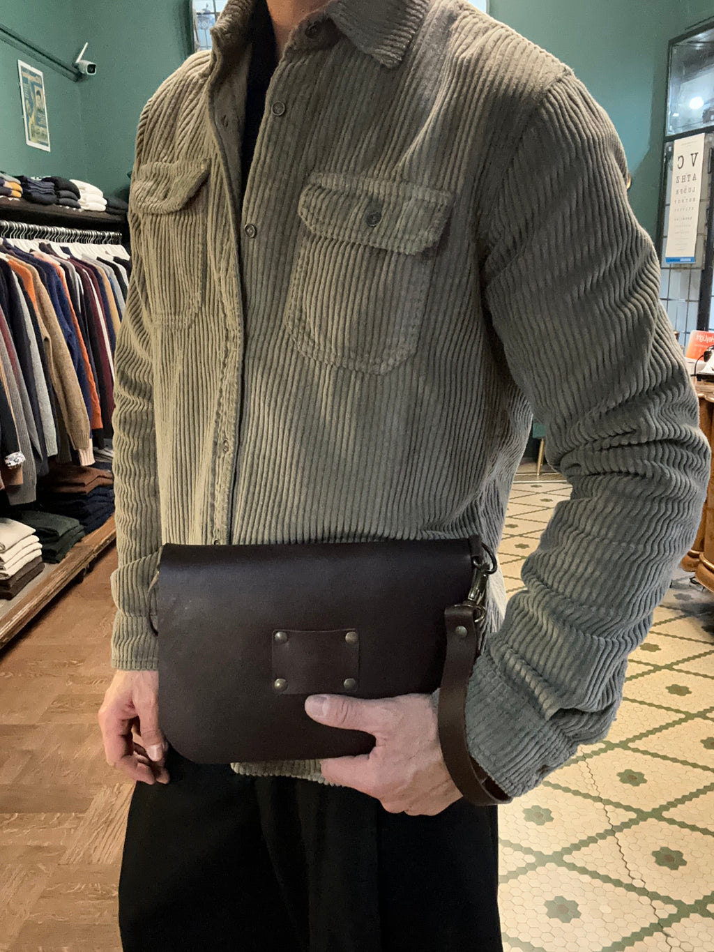 Pochette in cuoio fiorentino artigianale con tracolla