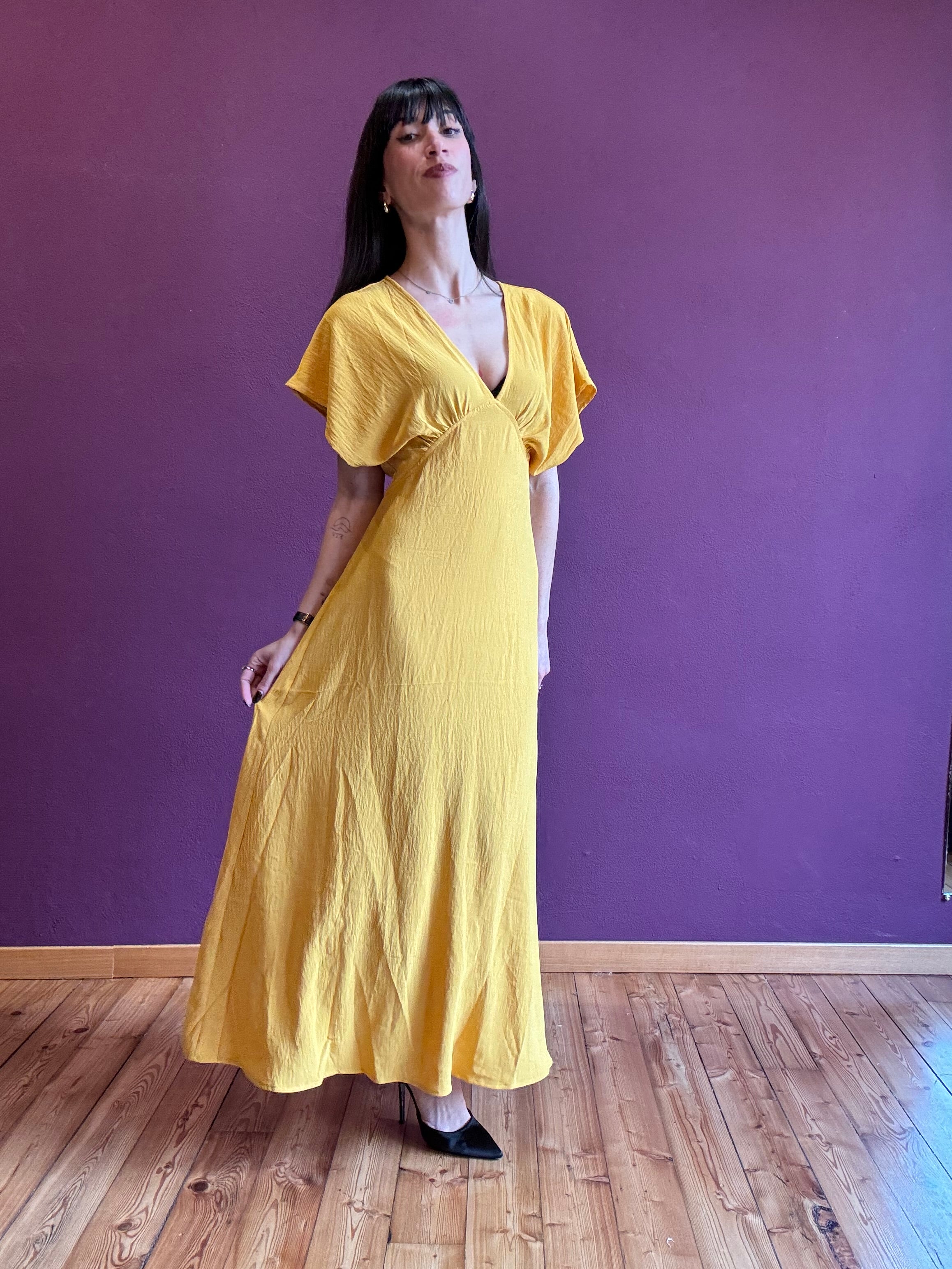 Vestito con scollo a V e maniche a farfalla