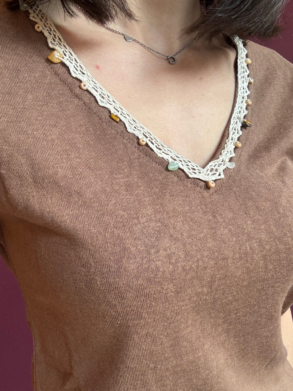 T-shirt scollo a V con dettaglio su collo