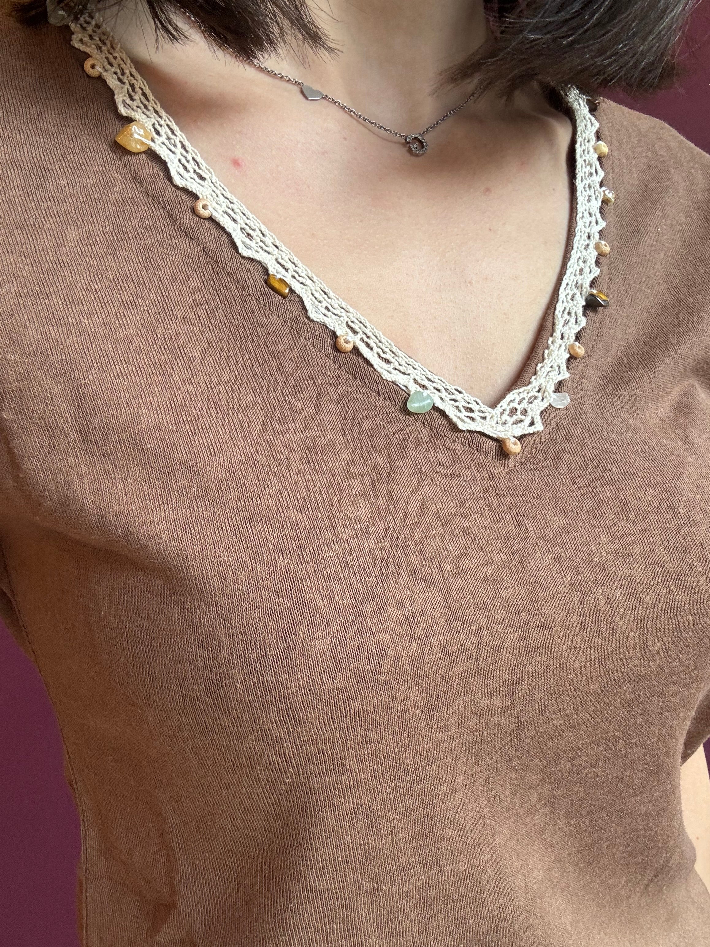 T-shirt scollo a V con dettaglio su collo