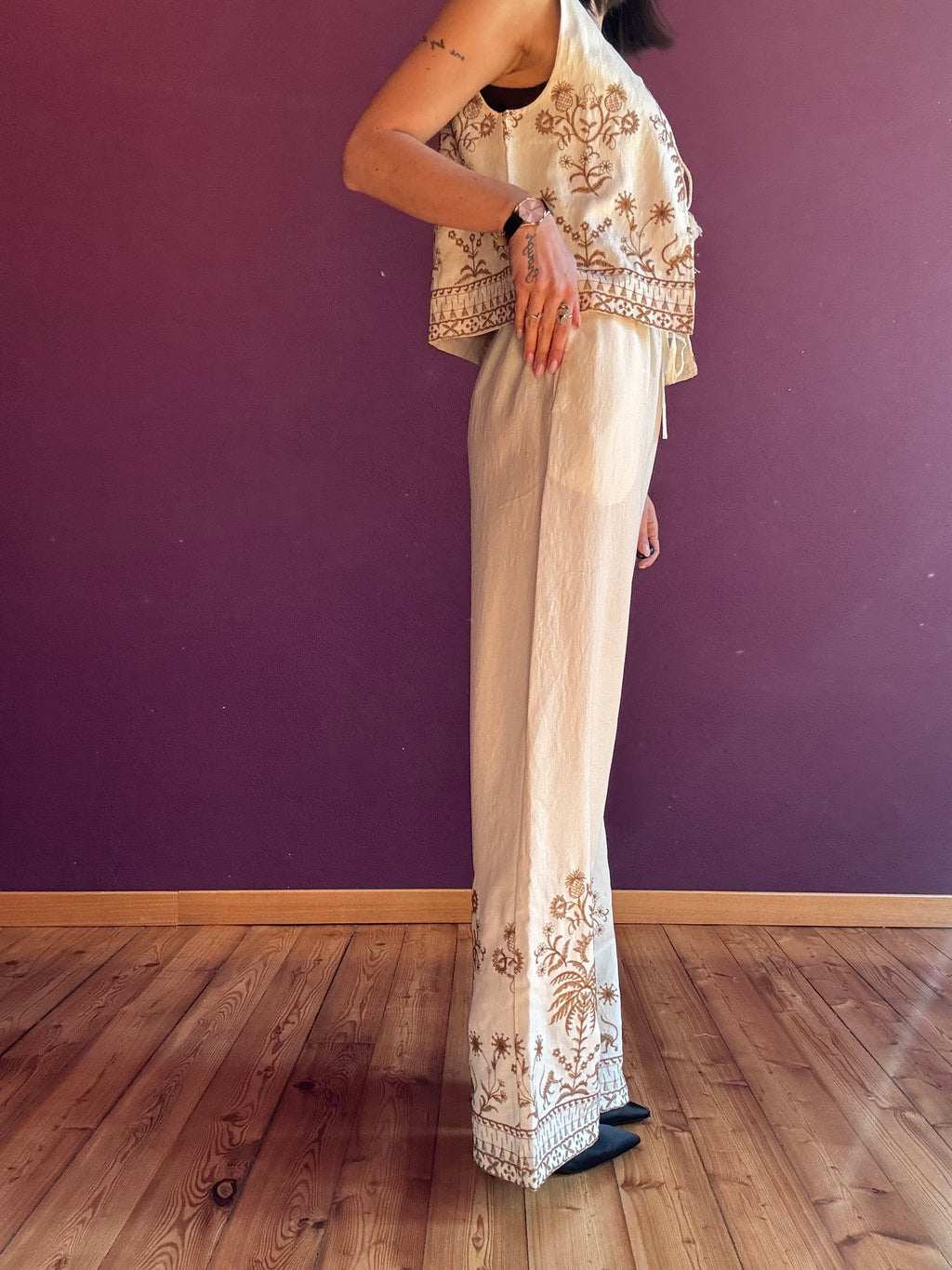 Pantalone effetto lino con ricami