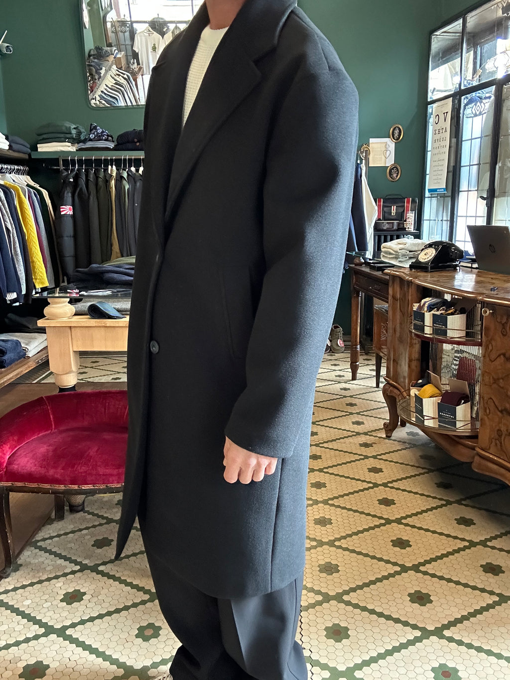 Schwarzer, übergroßer, einreihiger Mantel