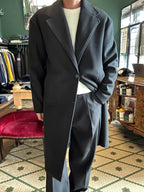 Schwarzer, übergroßer, einreihiger Mantel