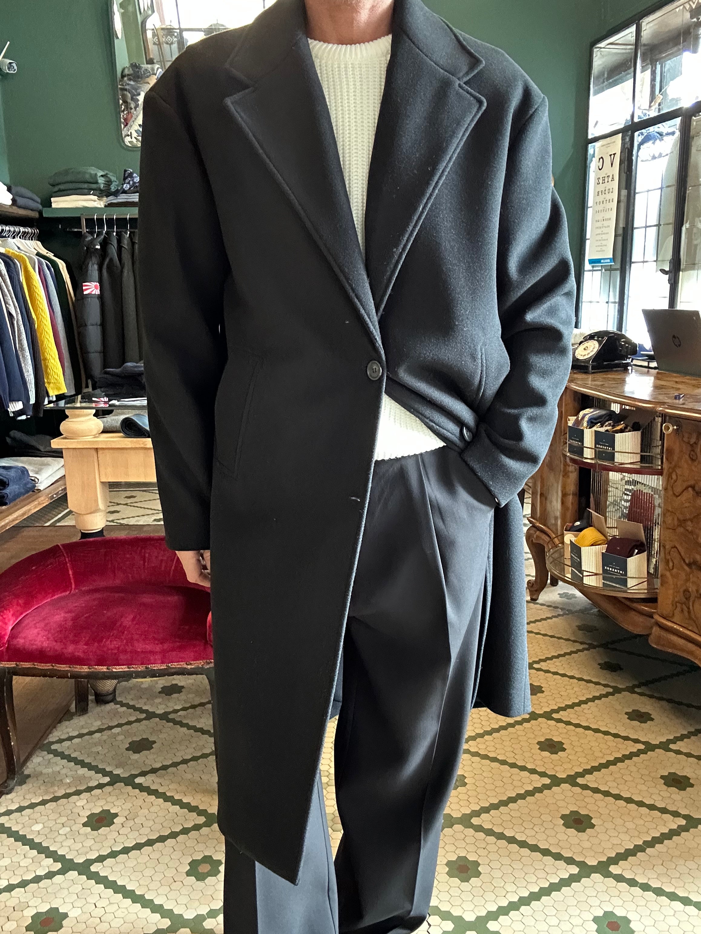 Schwarzer, übergroßer, einreihiger Mantel