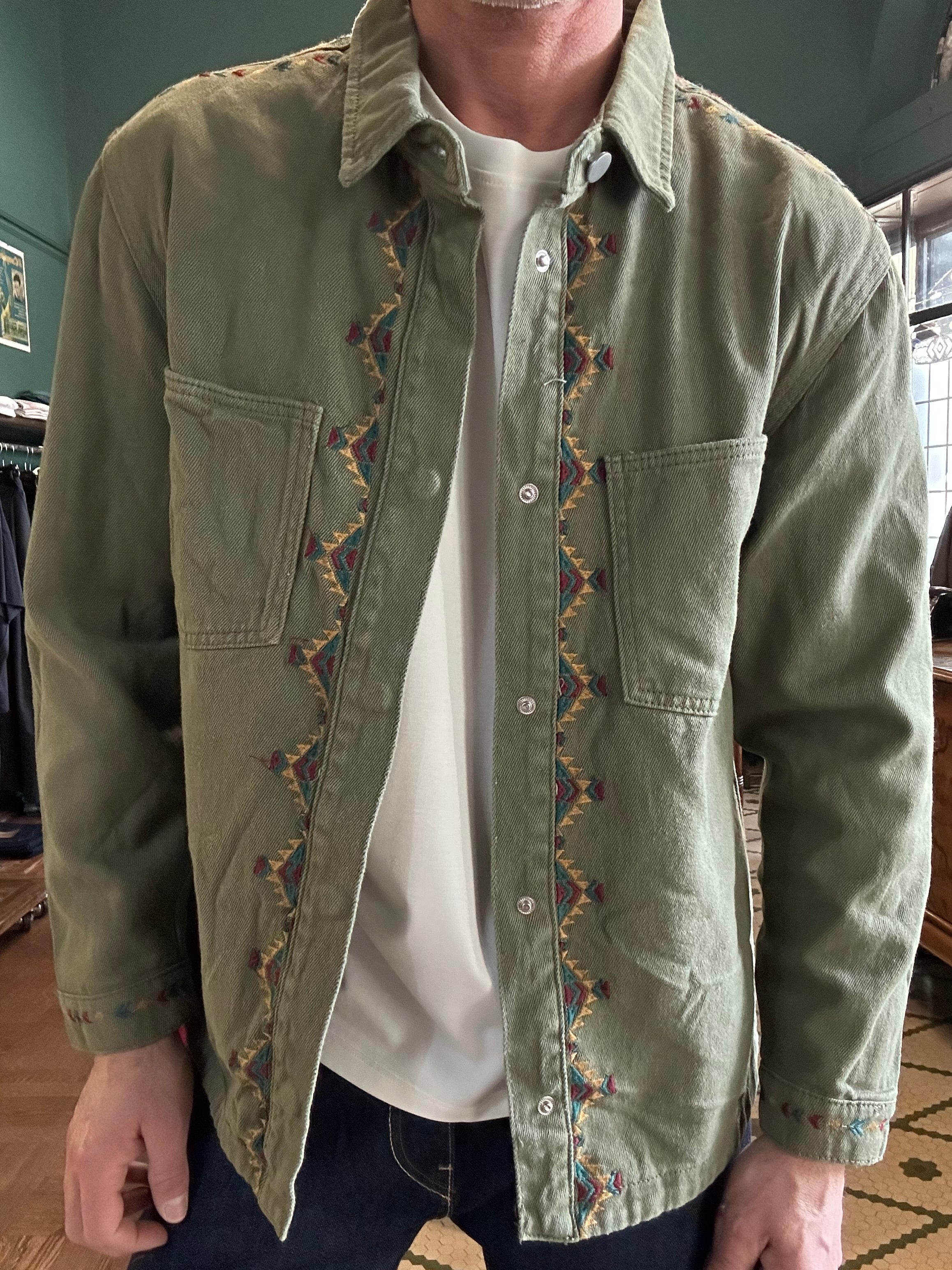 Overshirt con ricami indy