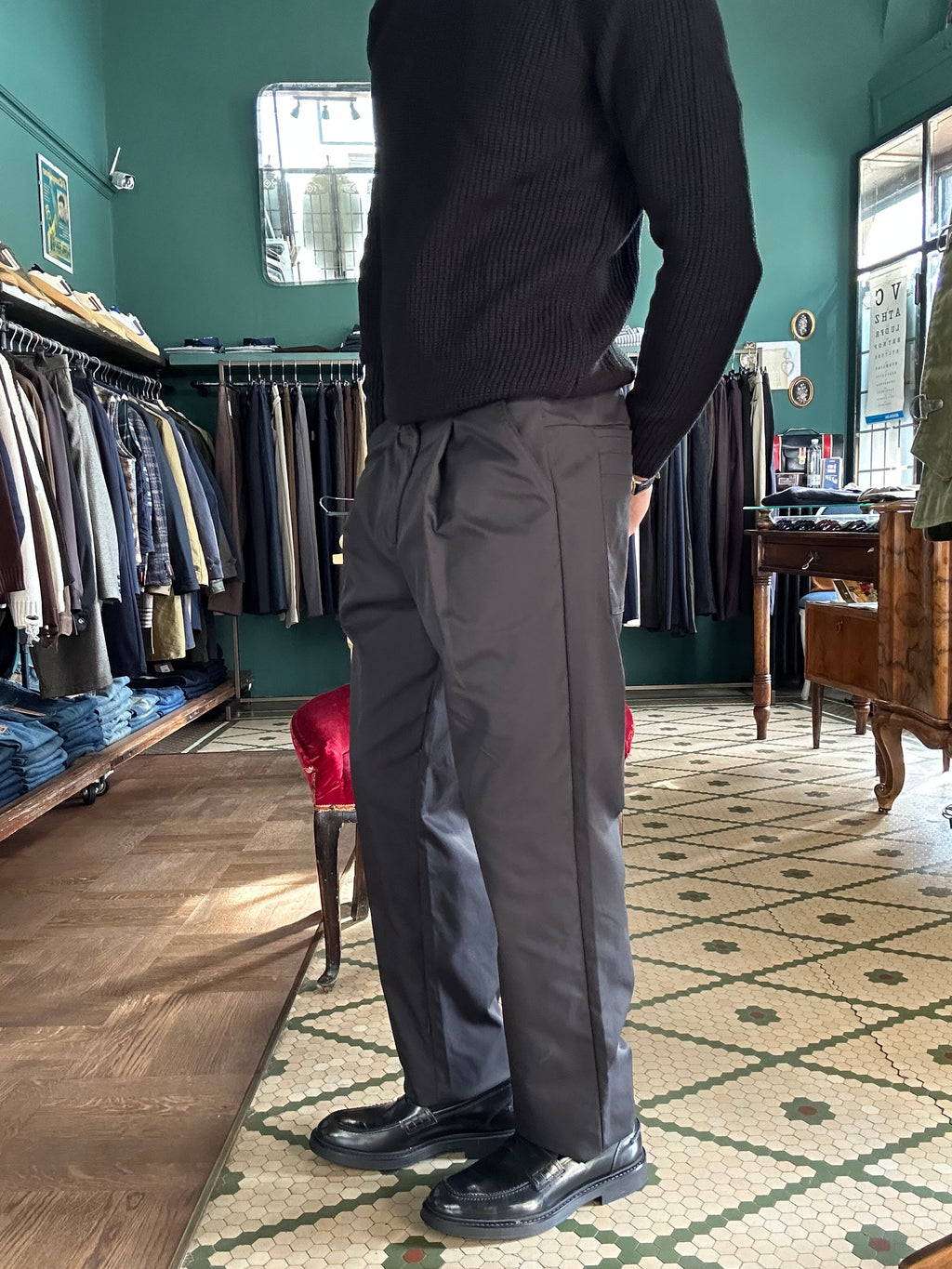 Pantaloni con pence ed elastico sul retro