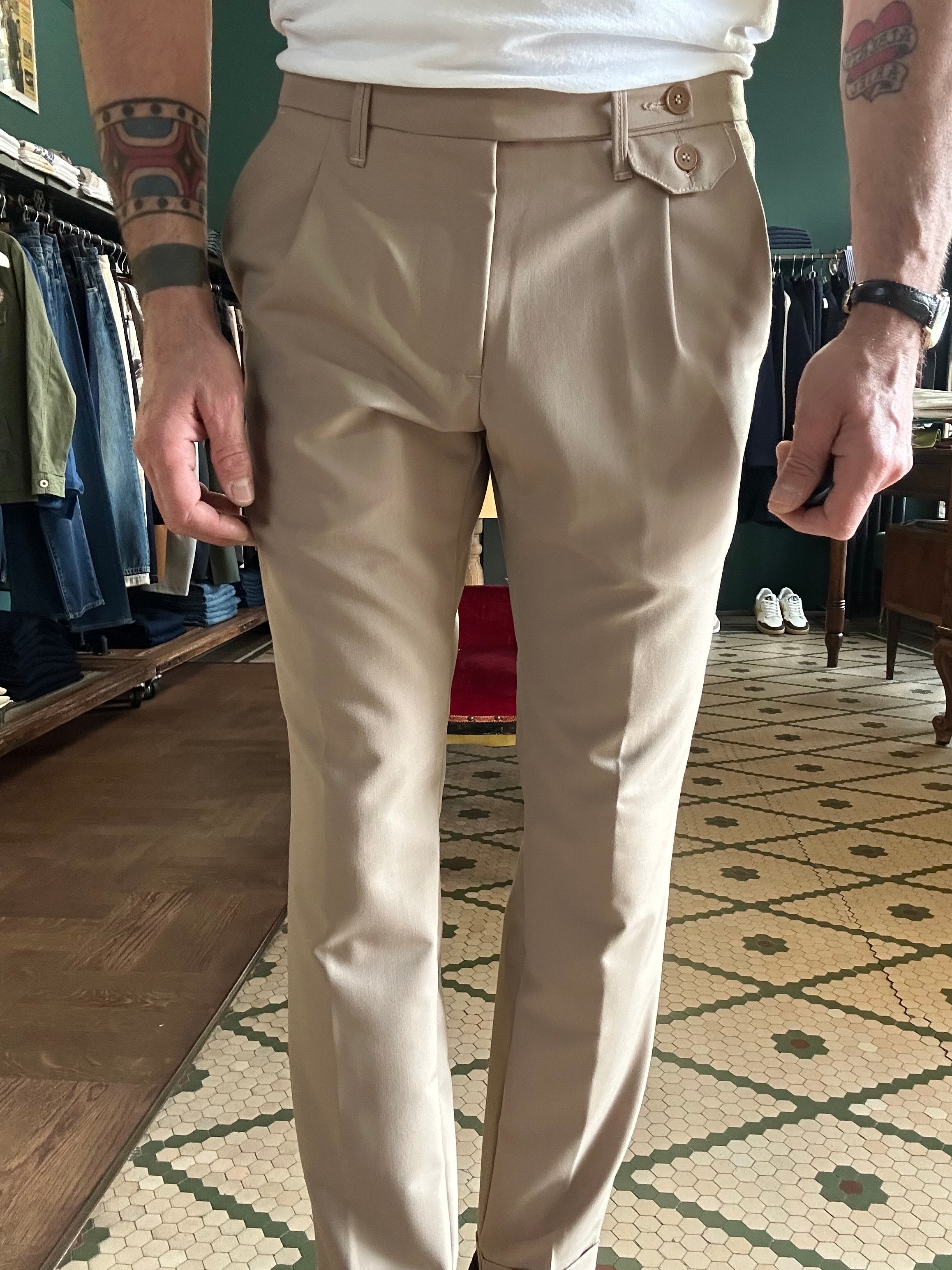 Pantalone Fellini con pence beige