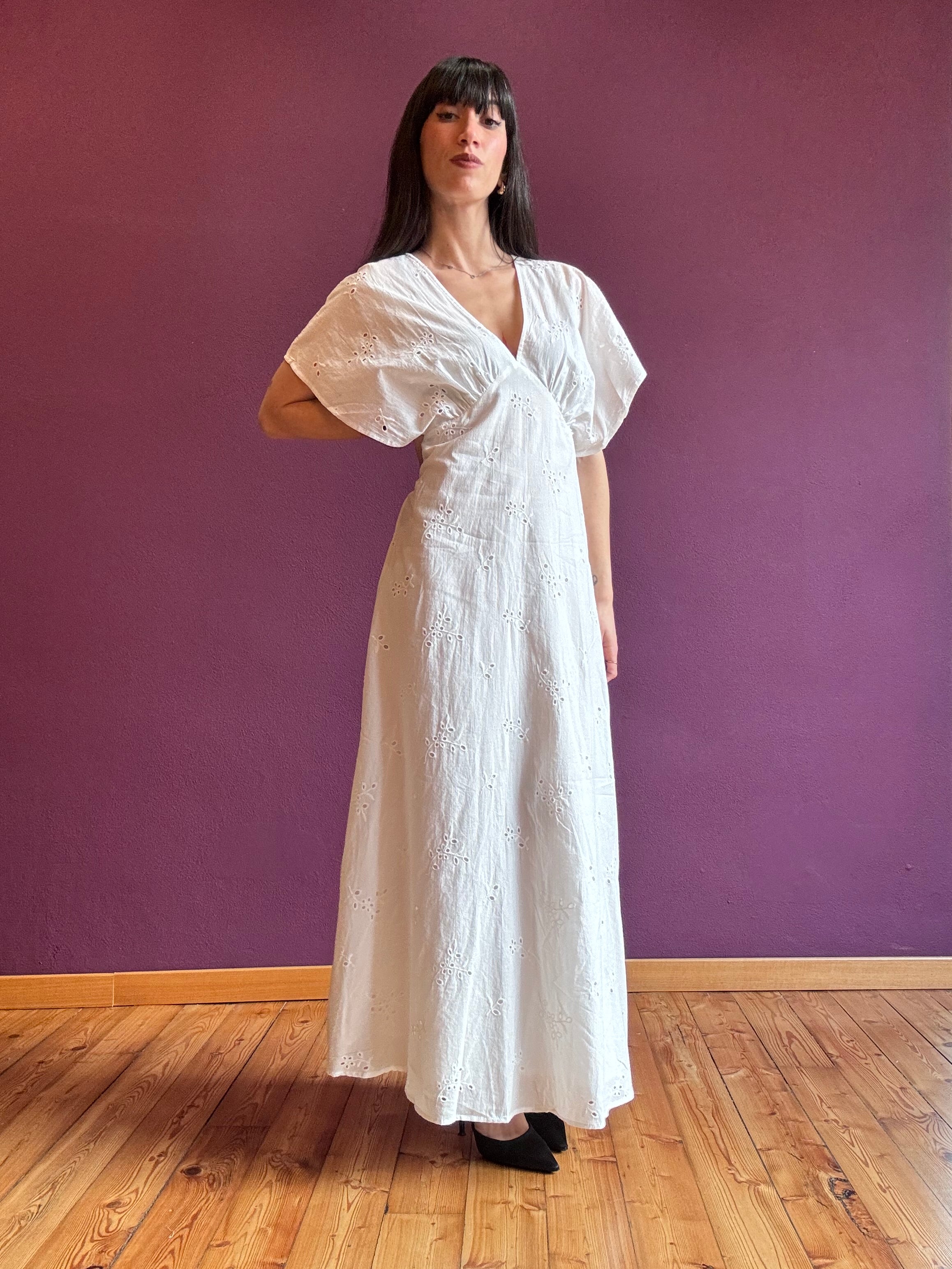 Vestito in sangallo con scollo a V e maniche a farfalla