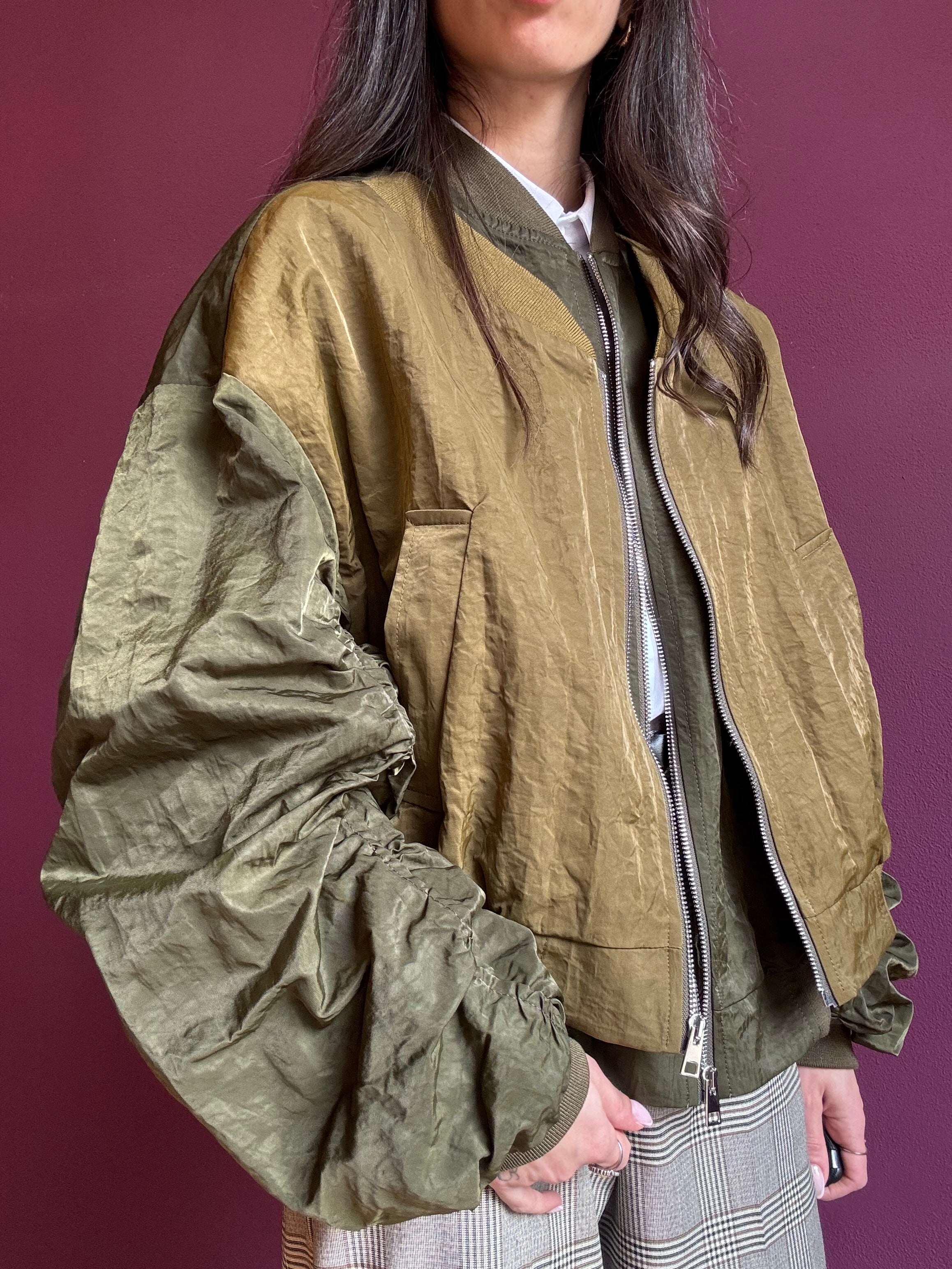 Bomber con manica arricciata verde