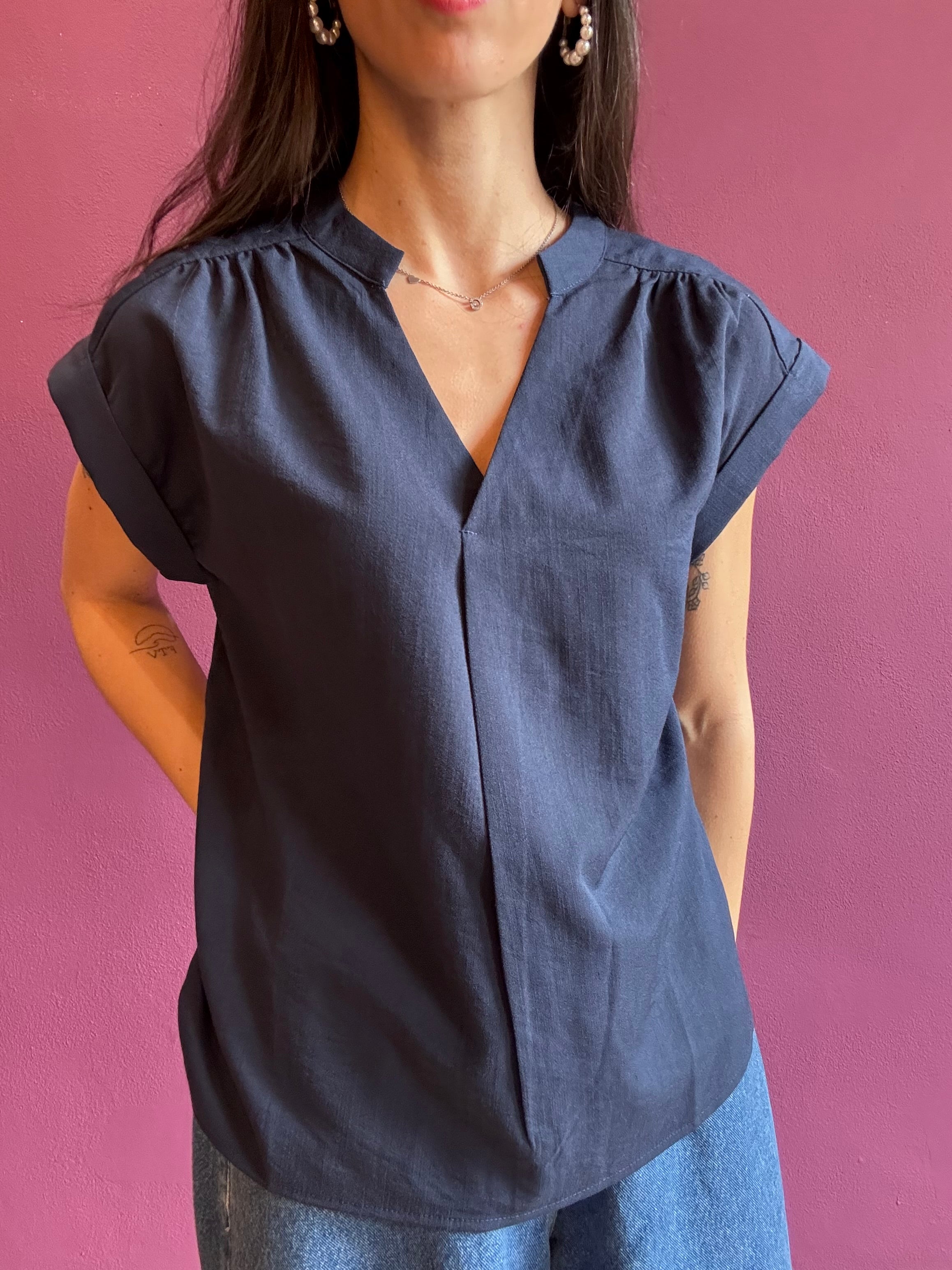 Blusa blu con scollo a V