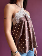 Top in satin moro a pois con pizzo