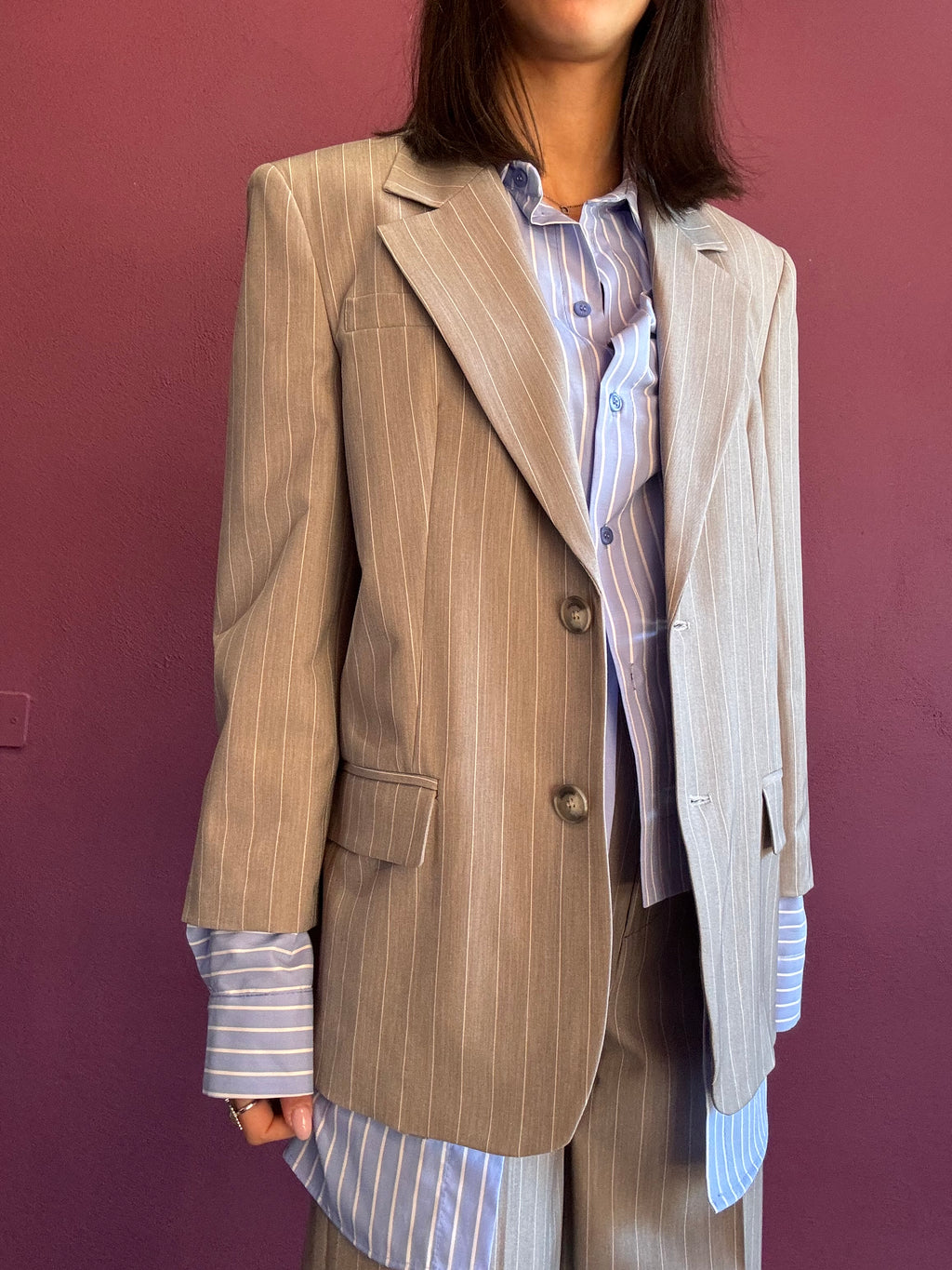 Giacca gessata grigia dettaglio finta camicia