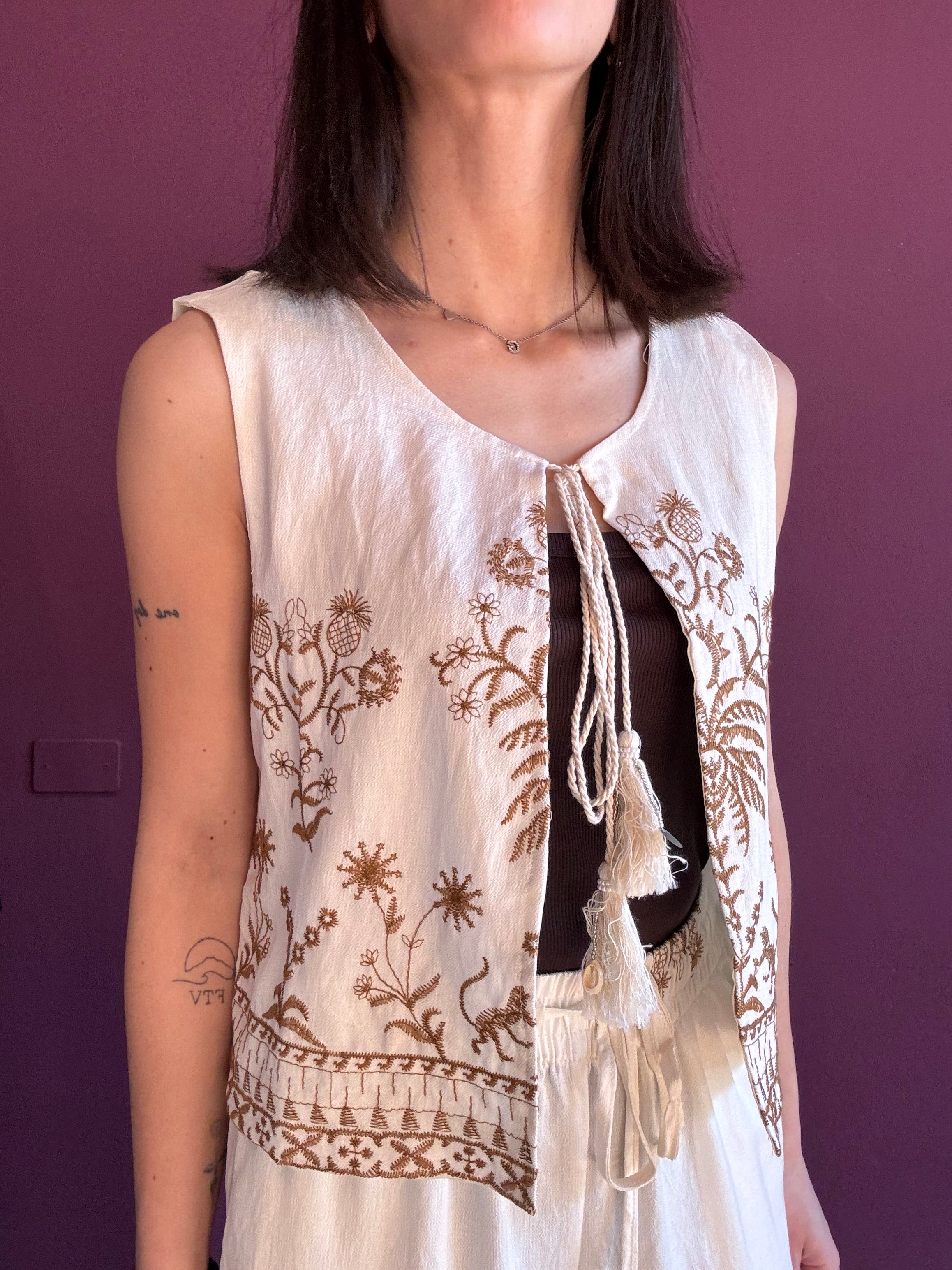 Gilet effetto lino con ricami