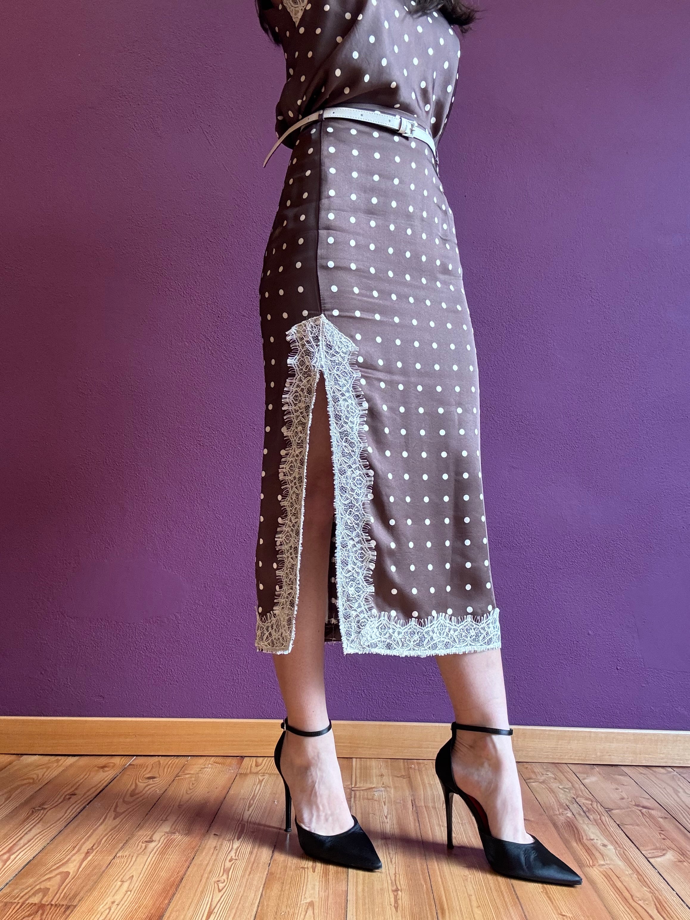 Gonna longuette satin moro a pois con dettagli in pizzo