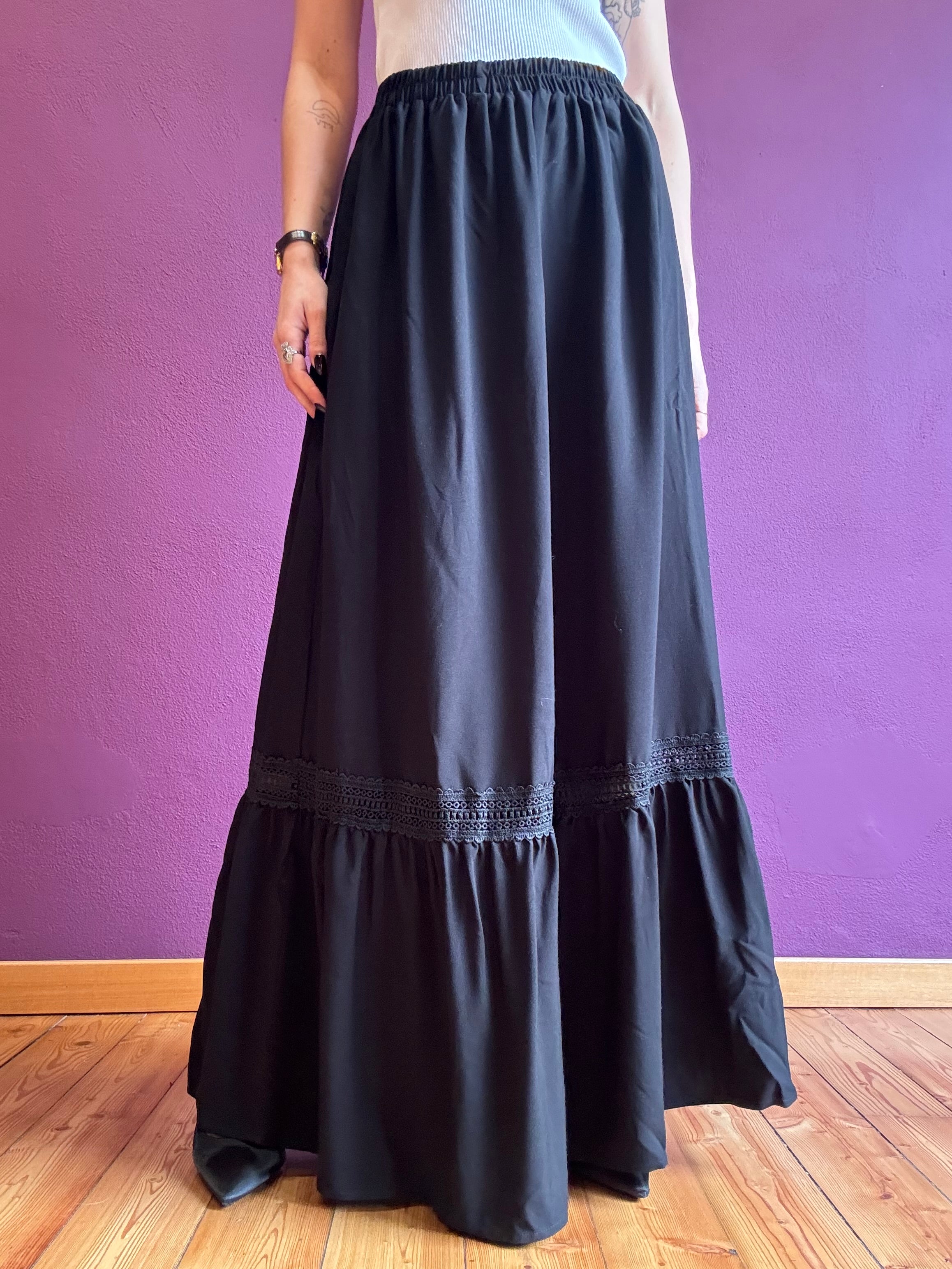 Gonna lunga nera con ricamo