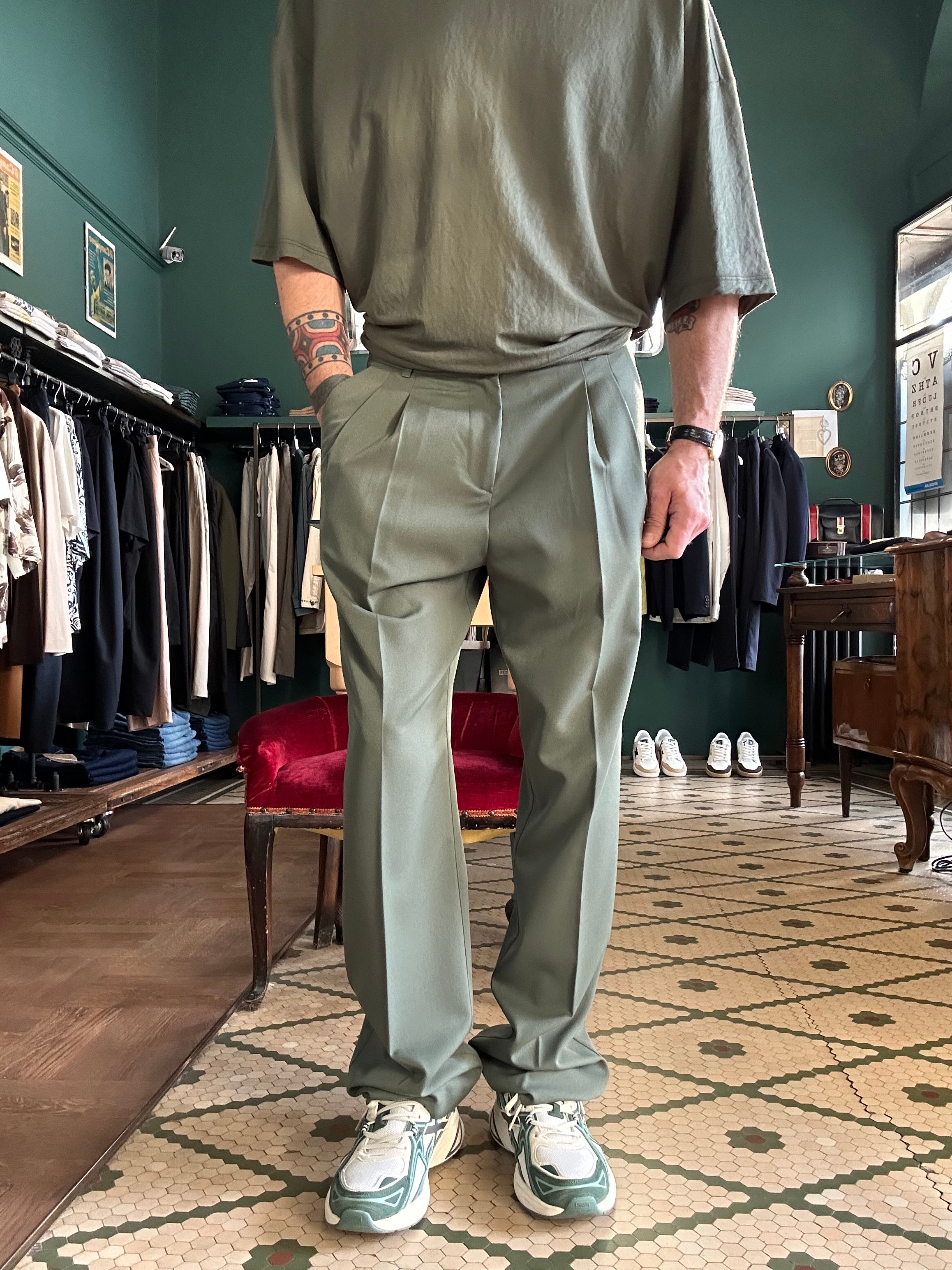 Pantalone con pence regular fit