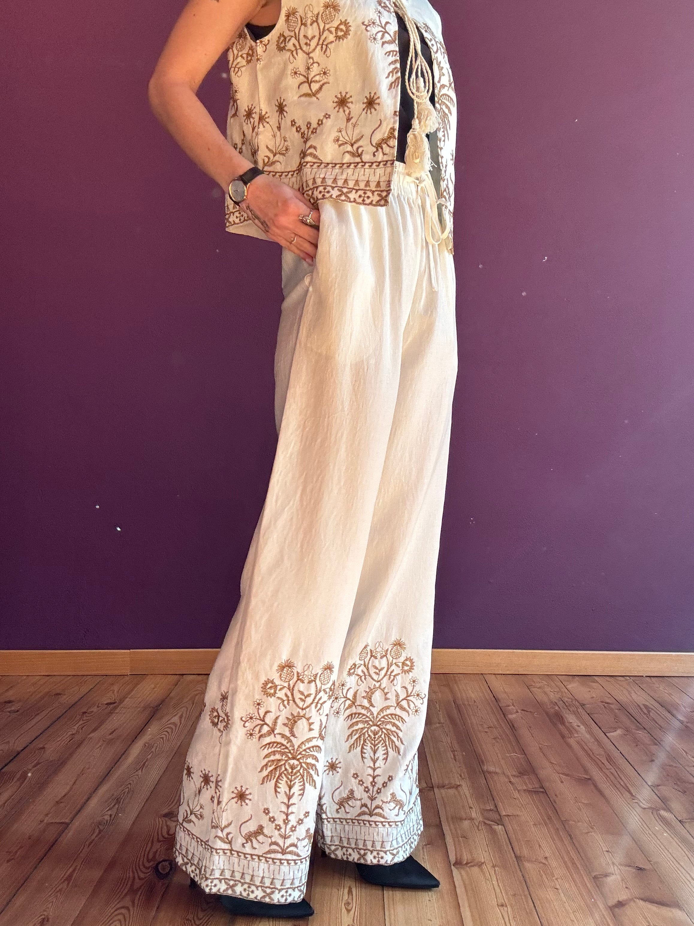 Pantalone effetto lino con ricami