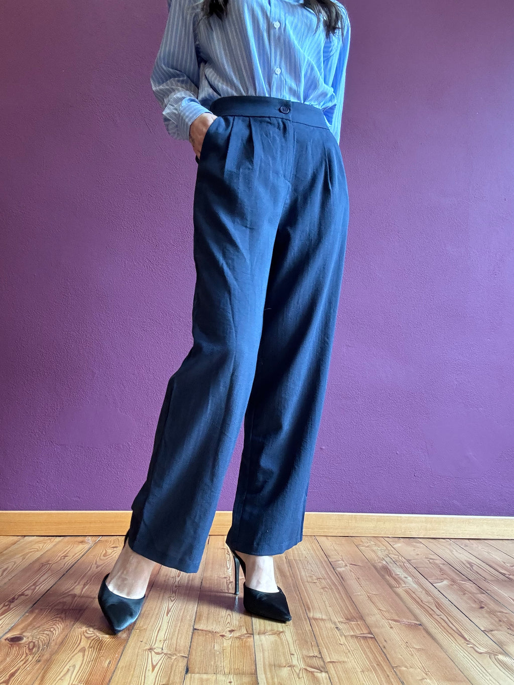 Pants with pleats and elastic waistband