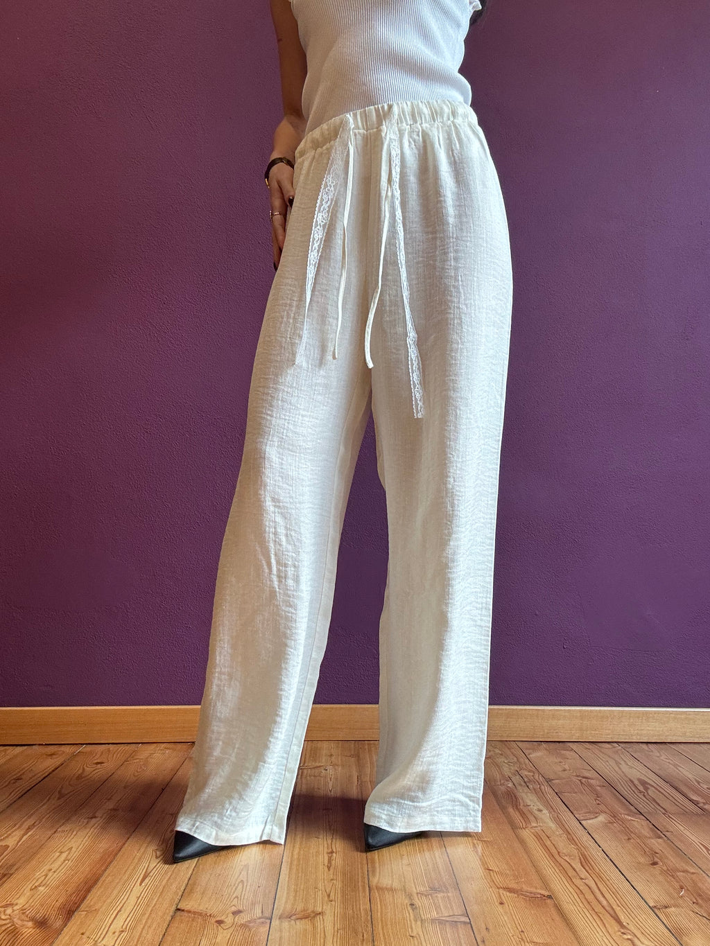 White linen-look trousers with elastic waist and lace drawstring