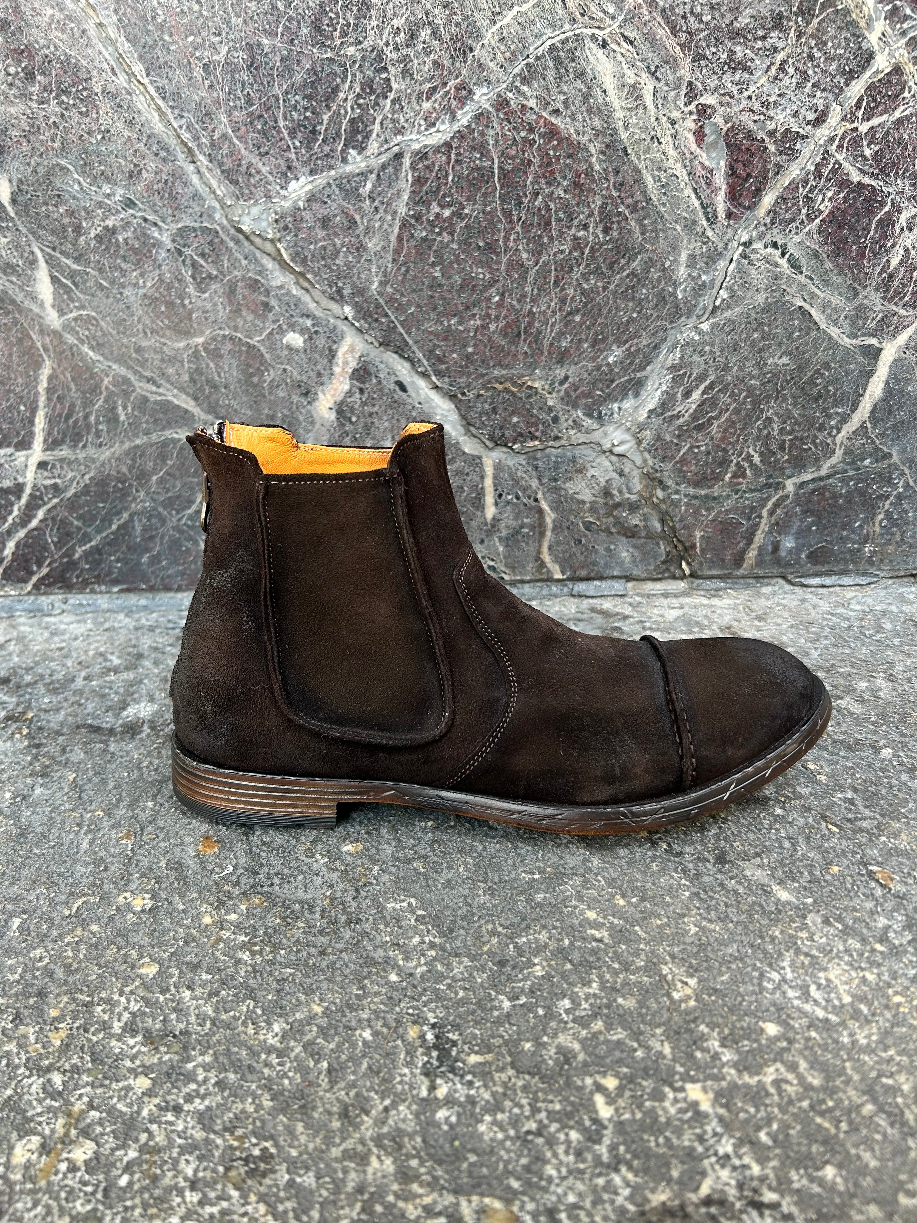 Stivaletto modello Chelsea con zip su retro in pelle scamosciata