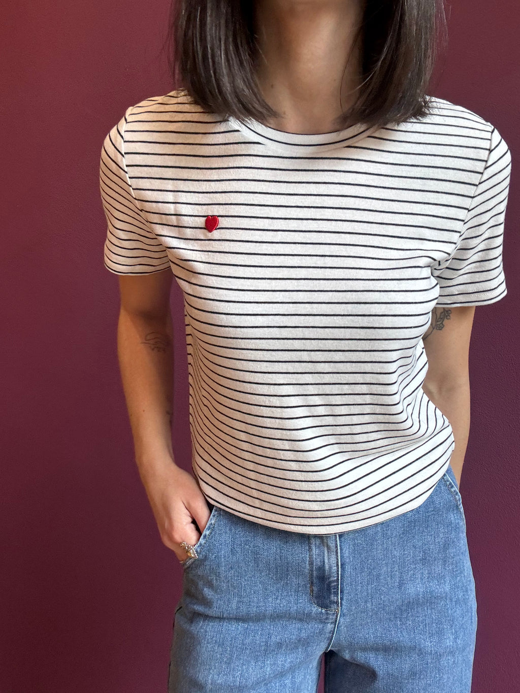 T-shirt a righe nere con dettaglio