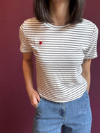 T-shirt a righe nere con dettaglio