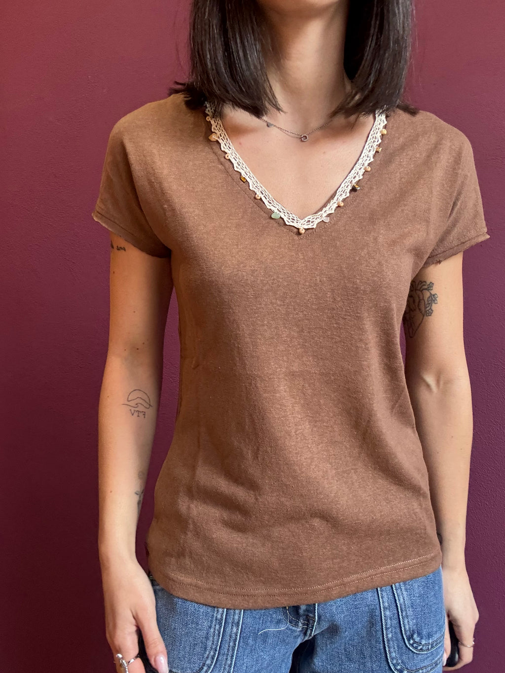T-shirt scollo a V con dettaglio su collo