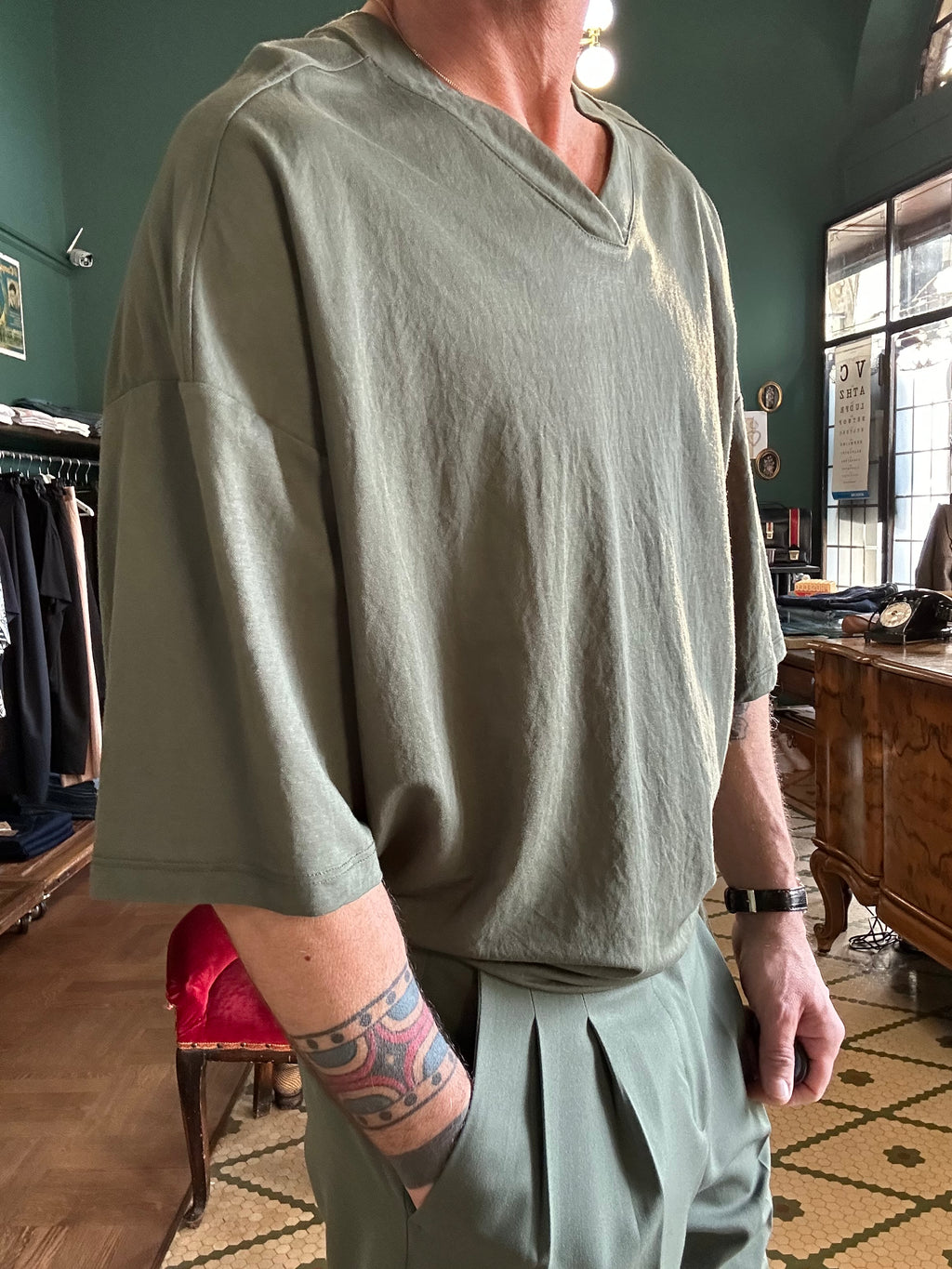 T-shirt oversize con scollo a V