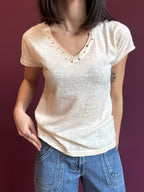 T-shirt scollo a V con dettaglio su collo