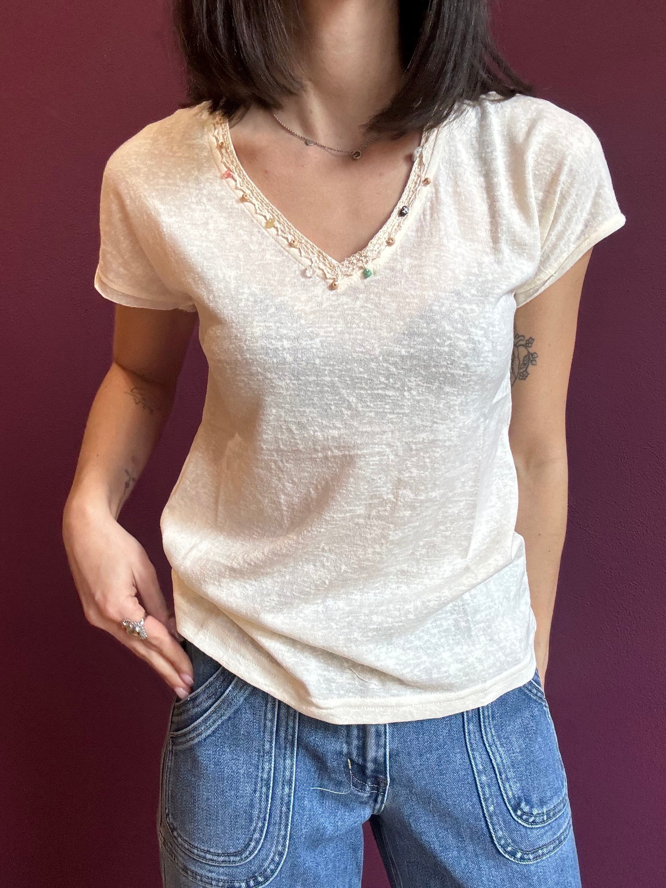 V-neck T-shirt with collar detail