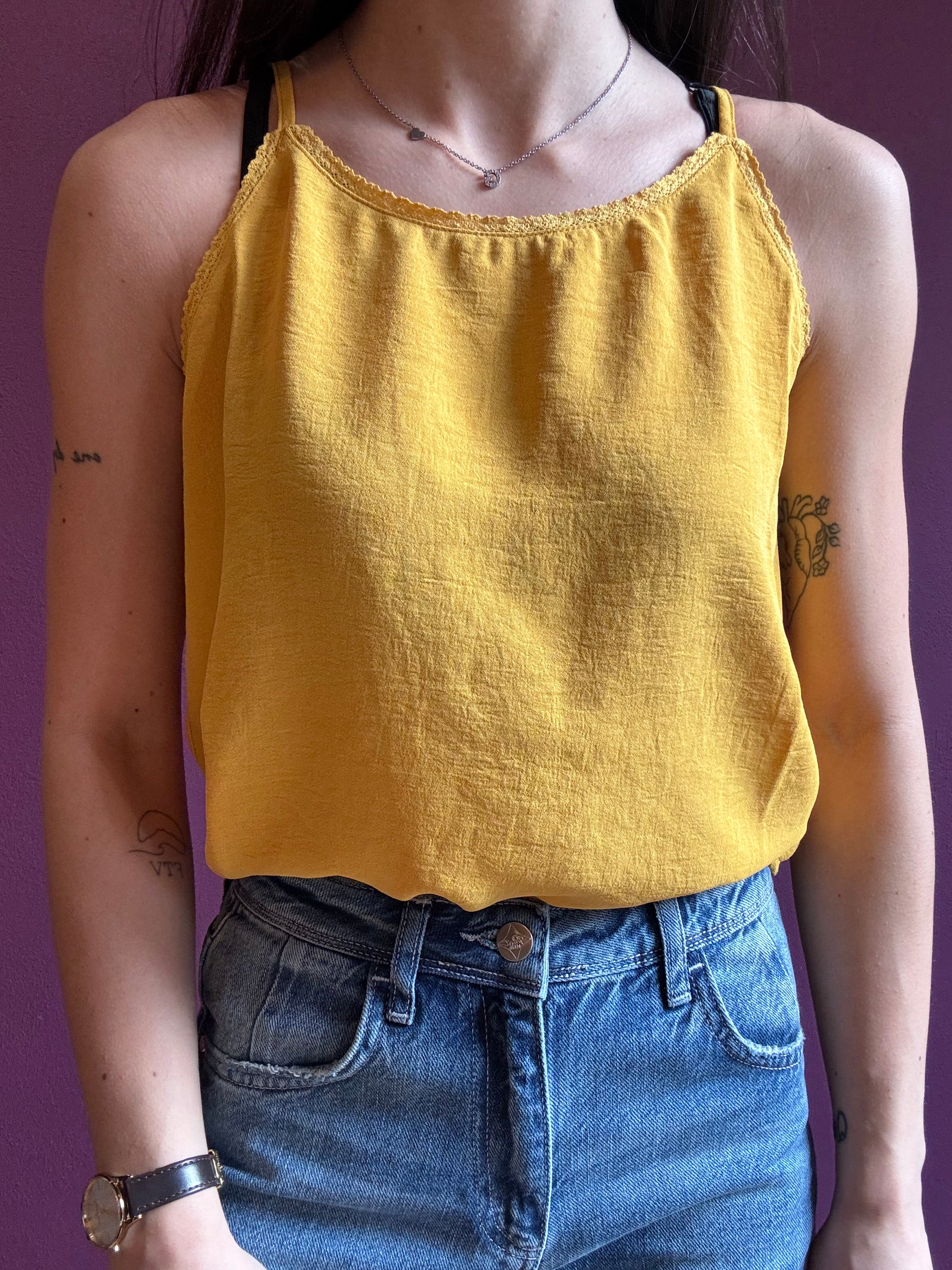 Canottiera color mango con dettaglio in pizzo